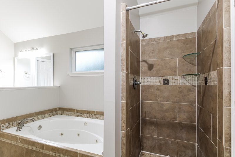 1,990/Mo, 9430 Grove Rd Cordova, TN 38016 Main Bathroom View