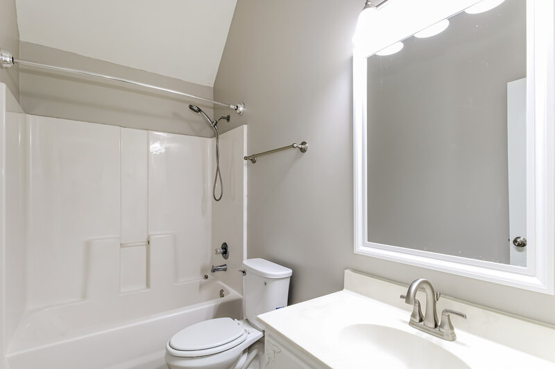 1,990/Mo, 9430 Grove Rd Cordova, TN 38016 Bathroom View