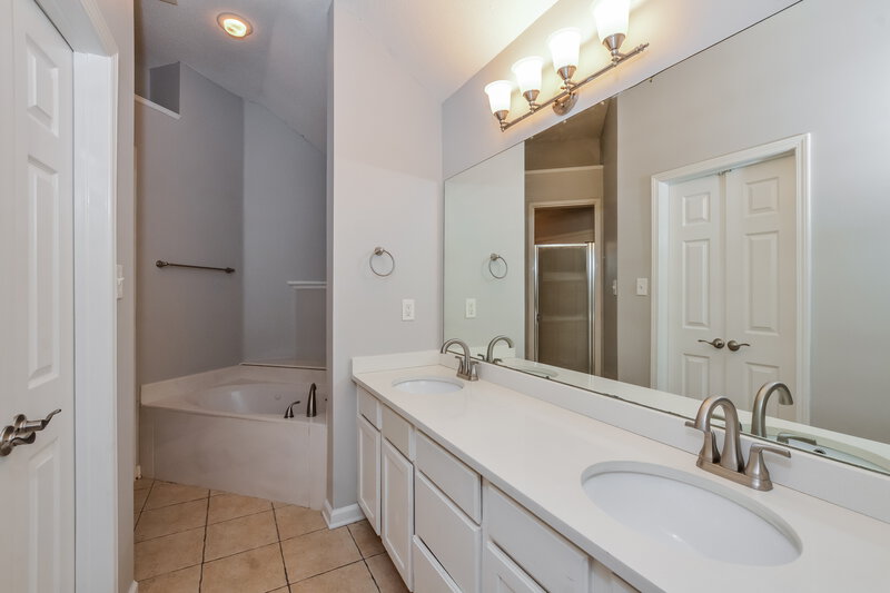 1,760/Mo, 8280 Dexter Ridge Cv E Memphis, TN 38016 Main Bathroom View