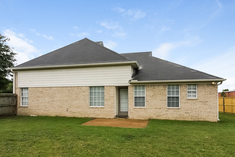 1,640/Mo, 8280 Dexter Ridge Cv E Memphis, TN 38016 Rear View