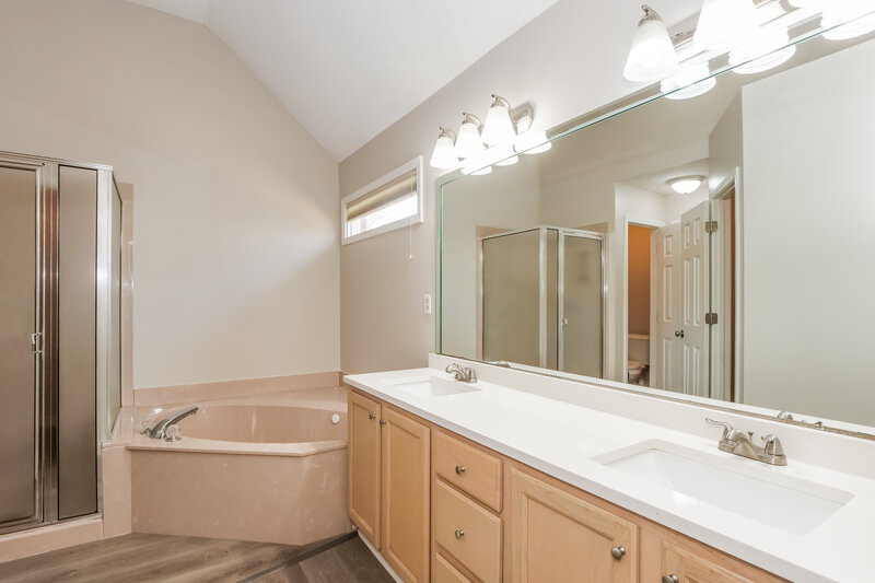 2,065/Mo, 1584 Appling Wood Cv N Cordova, TN 38016 Main Bathroom View