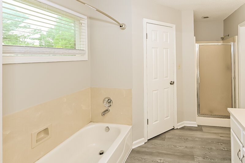 2,130/Mo, 7425 Black Oak Dr Walls, MS 38680 Main Bathroom View