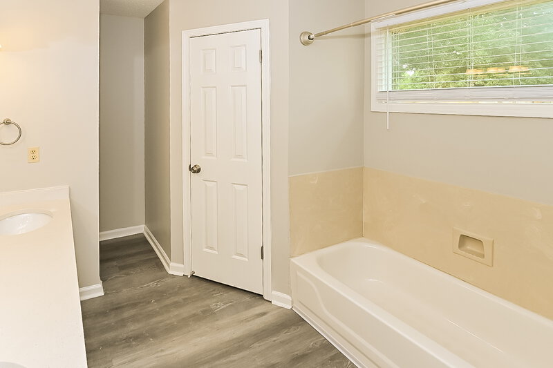 2,130/Mo, 7425 Black Oak Dr Walls, MS 38680 Main Bathroom View 2