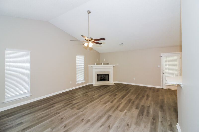 2,780/Mo, 8153 Green Valley Cove Southaven, MS 38671 Living Room View 2