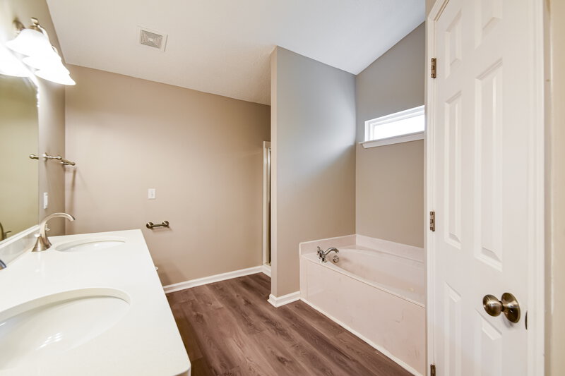 0/Mo, 8153 Green Valley Cove Southaven, MS 38671 Main Bathroom View