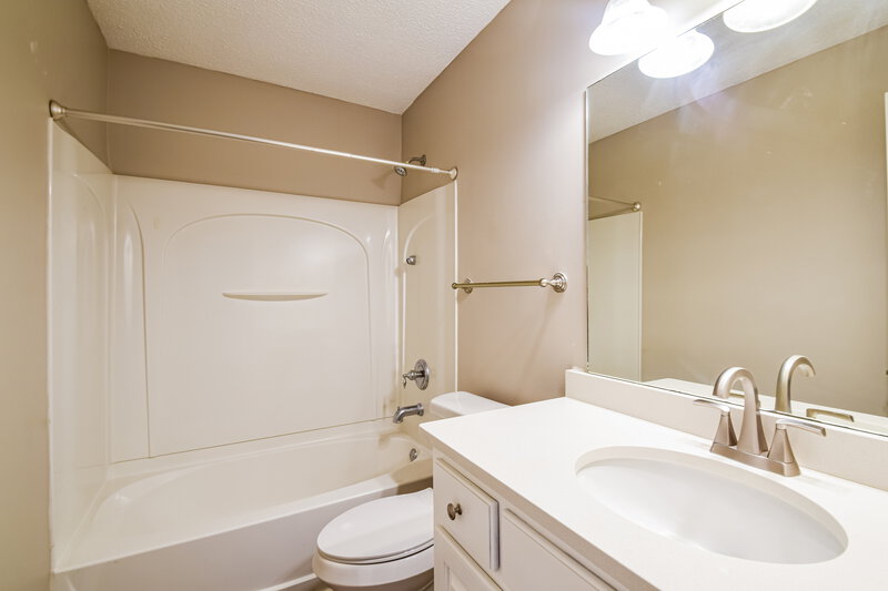 0/Mo, 8153 Green Valley Cove Southaven, MS 38671 Bathroom View