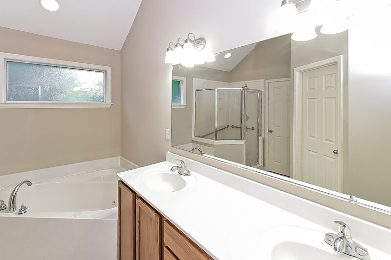 1,880/Mo, 10657 Lexington Drive Olive Branch, MS 38654 Main Bathroom View
