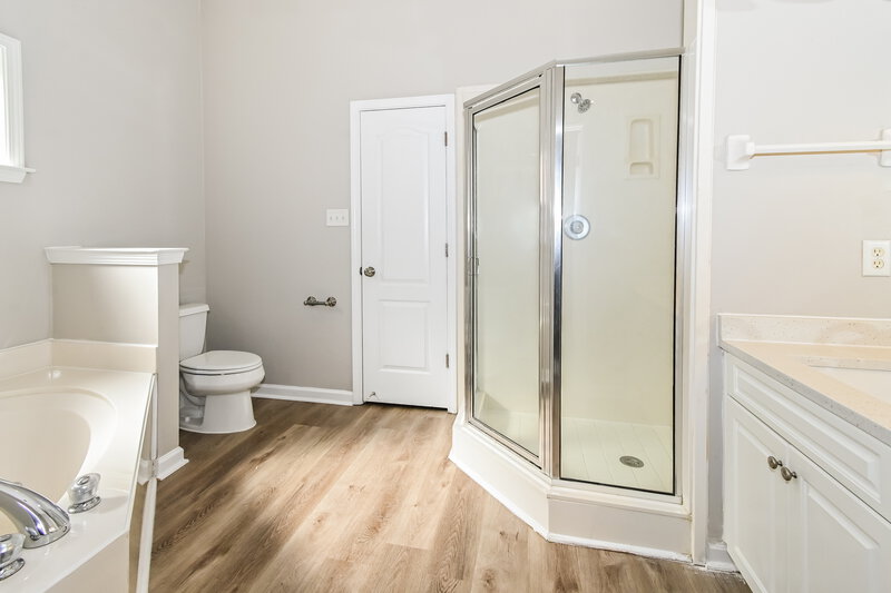 1,795/Mo, 8698 Macon Road Cordova, TN 38018 Main Bathroom View