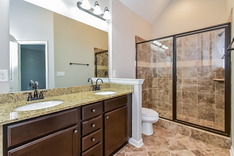 1,945/Mo, 6893 Raleigh Lagrange Rd Cordova, TN 38018 Main Bathroom View