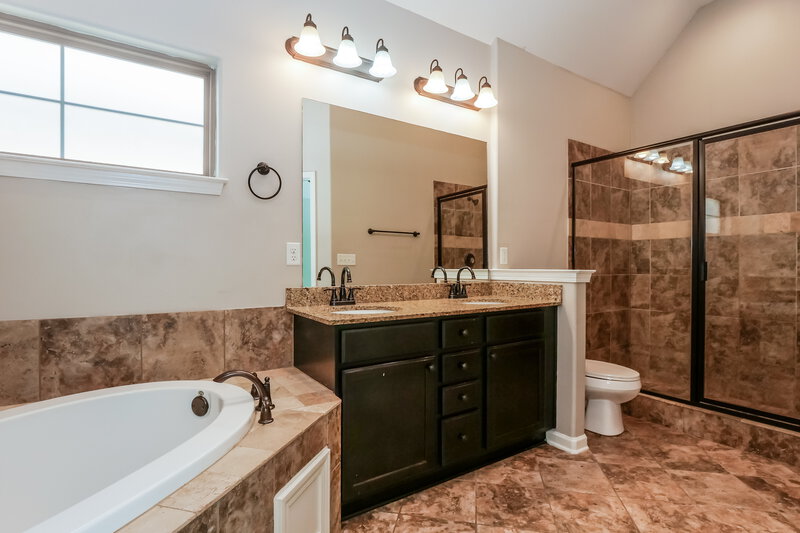 1,940/Mo, 6893 Raleigh Lagrange Rd Cordova, TN 38018 Main Bathroom View