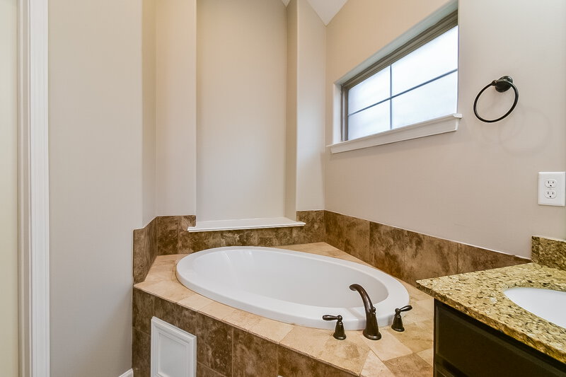 1,945/Mo, 6893 Raleigh Lagrange Rd Cordova, TN 38018 Main Bathroom View 2