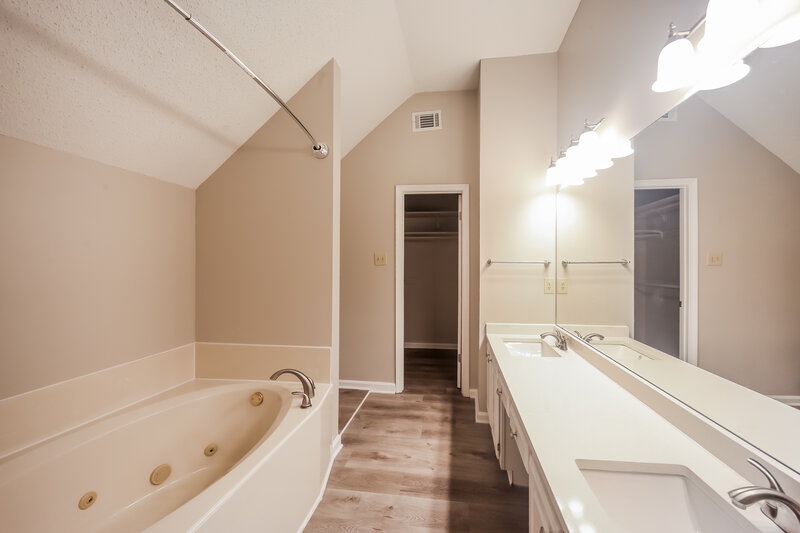 2,930/Mo, 222 Shelley Renee Dr Memphis, TN 38018 Main Bathroom View