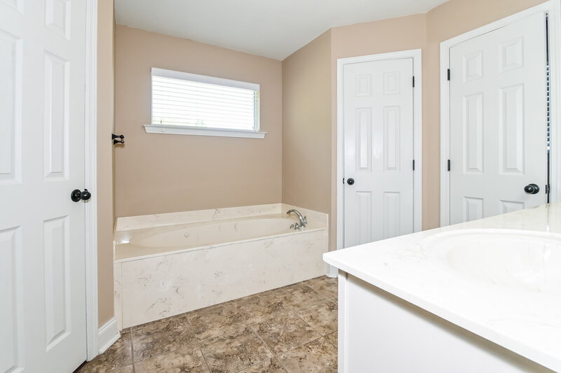 2,200/Mo, 2959 Flora Lee Dr S Nesbit, MS 38651 Main Bathroom View