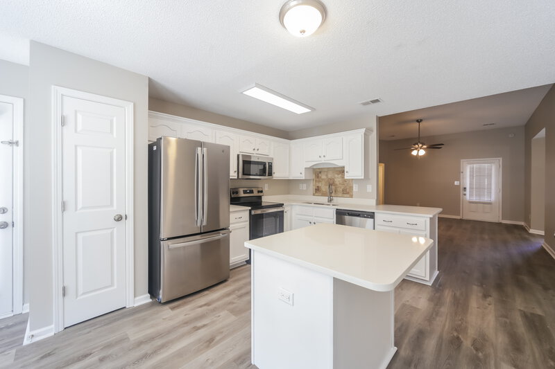 2,180/Mo, 2943 Dawkins Cove Southaven, MS 38672 Kitchen View 2