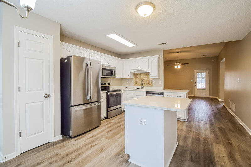 2,370/Mo, 2943 Dawkins Cove Southaven, MS 38672 Kitchen View 2