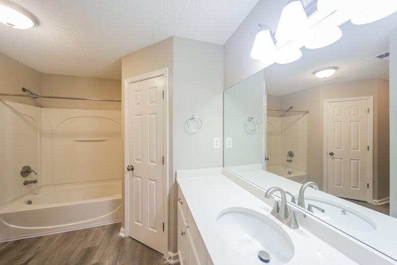 2,180/Mo, 2943 Dawkins Cove Southaven, MS 38672 Main Bathroom View