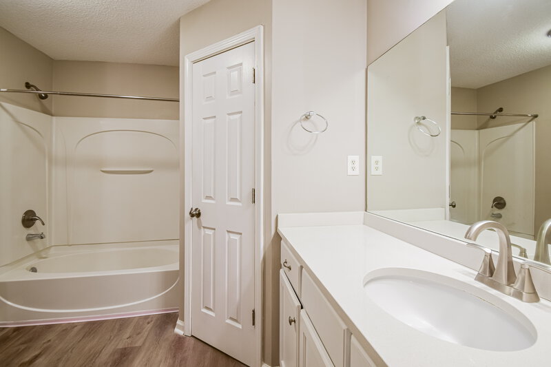 2,370/Mo, 2943 Dawkins Cove Southaven, MS 38672 Main Bathroom View