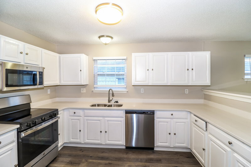 2,640/Mo, 7813 Fallstone Rd Memphis, TN 38125 Kitchen View