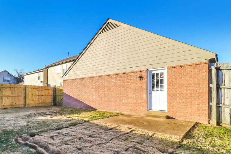 2,640/Mo, 7813 Fallstone Rd Memphis, TN 38125 Rear View