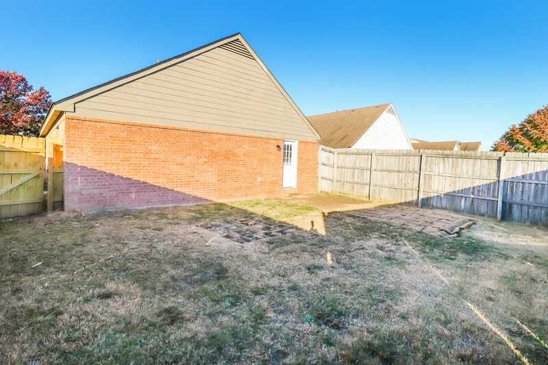 2,640/Mo, 7813 Fallstone Rd Memphis, TN 38125 Rear View 2