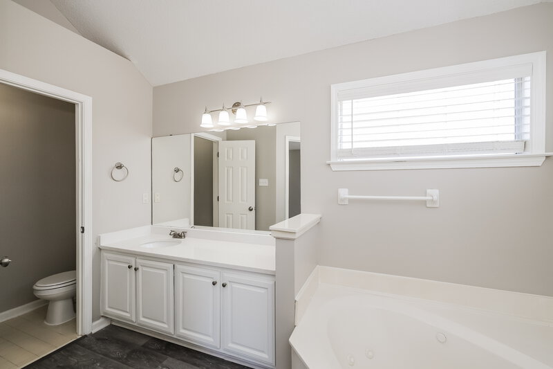 1,900/Mo, 6890 Seaside Dr Cordova, TN 38018 Main Bathroom View