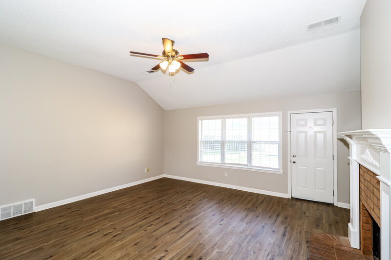 1,870/Mo, 9292 Tamhaven Dr Cordova, TN 38016 Living Room View 2