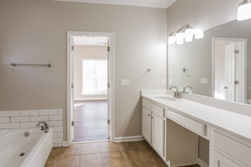 2,490/Mo, 3193 Rosebrook Cir N Southaven, MS 38672 Main Bedroom View 3