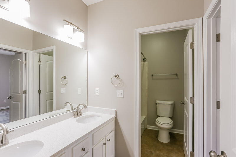 2,490/Mo, 3193 Rosebrook Cir N Southaven, MS 38672 Bathroom View