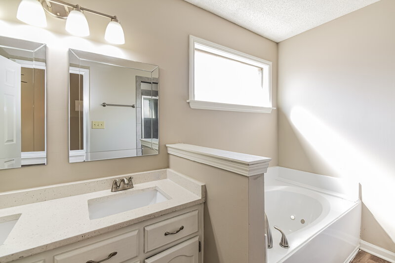 1,815/Mo, 1124 Dove Hollow Cir E Cordova, TN 38018 Main Bathroom View