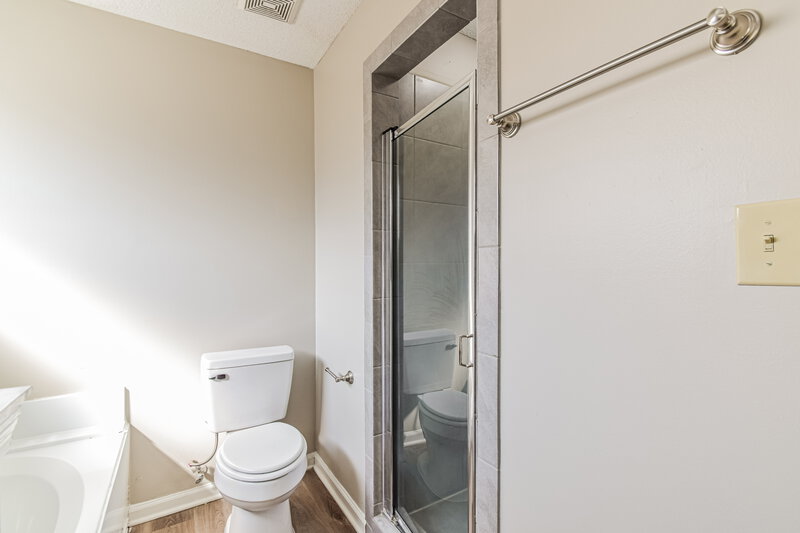 1,815/Mo, 1124 Dove Hollow Cir E Cordova, TN 38018 Main Bathroom View 2