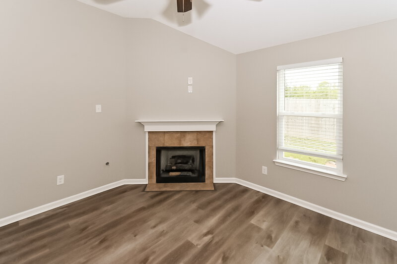 1,750/Mo, 5239 Blue Diamond St Memphis, TN 38109 Living Room View