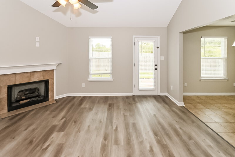 1,750/Mo, 5239 Blue Diamond St Memphis, TN 38109 Living Room View 2