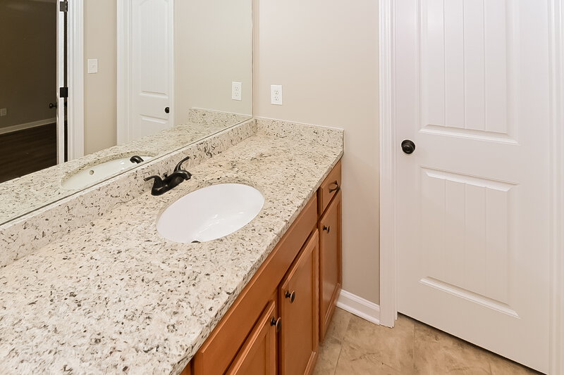 1,750/Mo, 5239 Blue Diamond St Memphis, TN 38109 Main Bathroom View