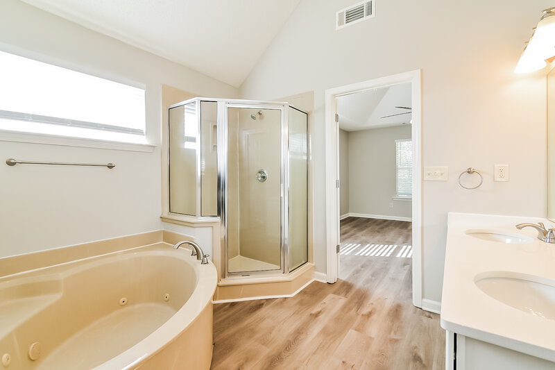 2,215/Mo, 4800 Ridge Walk Ln Memphis, TN 38125 Main Bathroom View