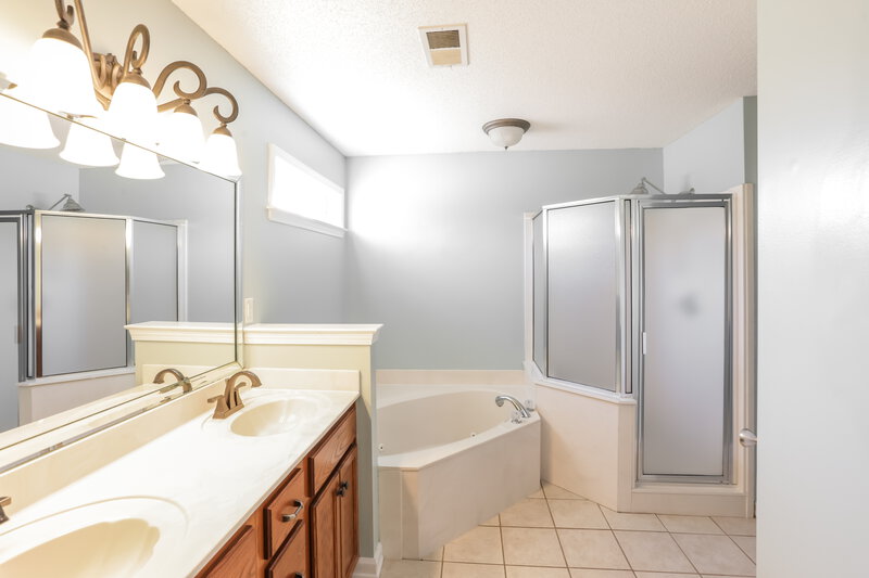 2,180/Mo, 8036 New Castle Cv Southaven, MS 38672 Main Bathroom View