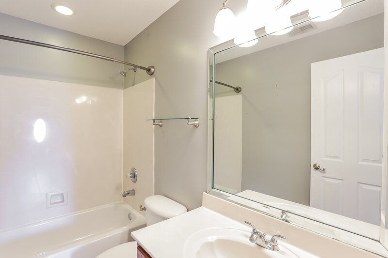 2,180/Mo, 8036 New Castle Cv Southaven, MS 38672 Bathroom View