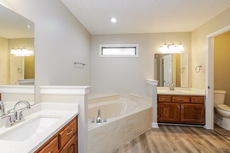 1,945/Mo, 488 Mysen Dr Cordova, TN 38018 Main Bathroom View