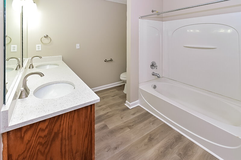 2,730/Mo, 5345 Kalian Cv Southaven, MS 38671 Main Bathroom View