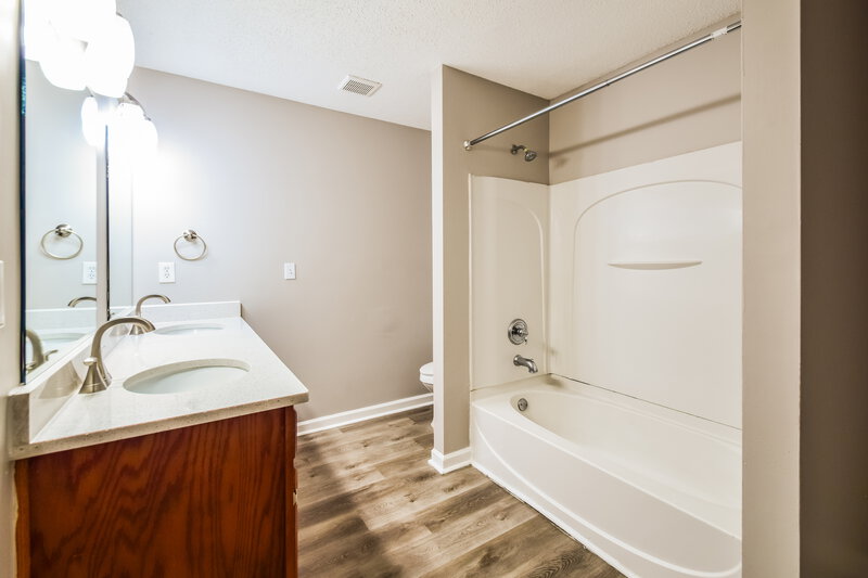 1,920/Mo, 5345 Kalian Cv Southaven, MS 38671 Main Bathroom View