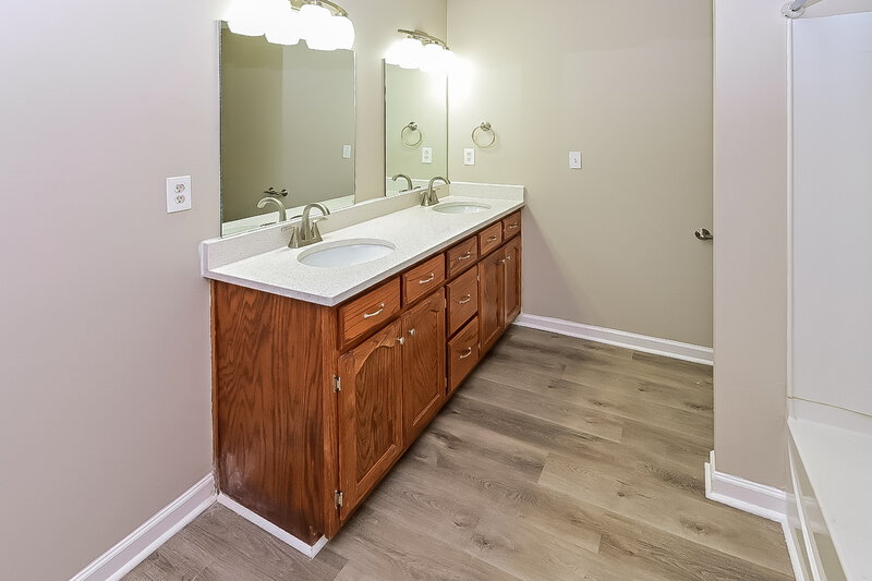 2,730/Mo, 5345 Kalian Cv Southaven, MS 38671 Main Bathroom View 2