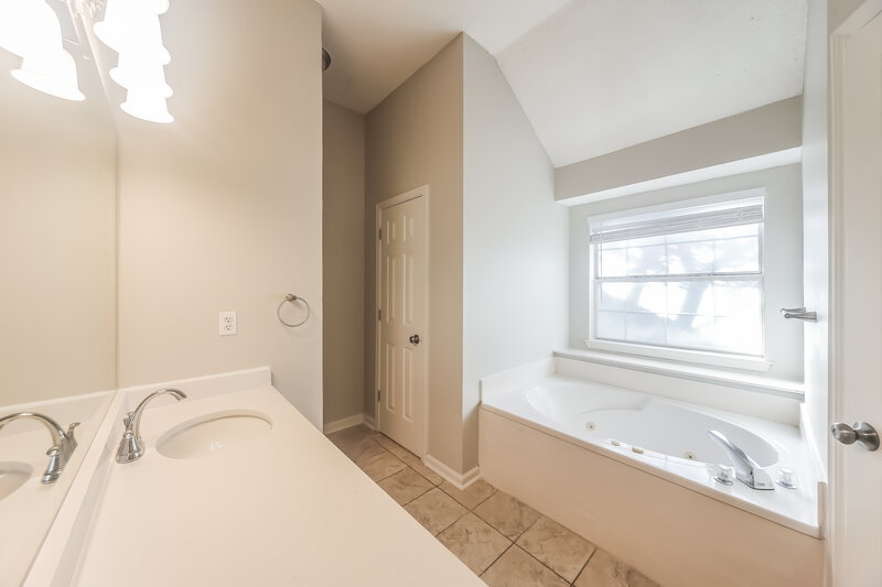 1,950/Mo, 6064 Allen Parkway East Olive Branch, MS 38654 Main Bathroom View