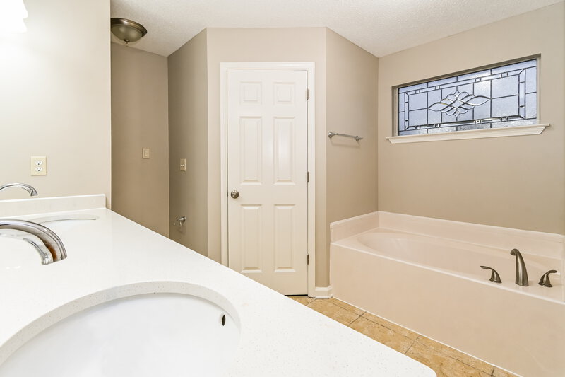 2,035/Mo, 8250 Morning Sun Cv Walls, MS 38680 Main Bathroom View