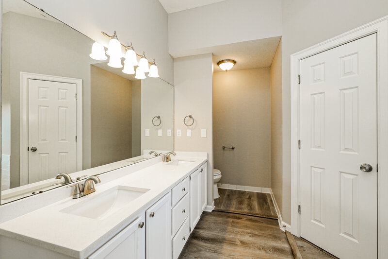 2,485/Mo, 7440 Richmond Rd Memphis, TN 38125 Main Bathroom View