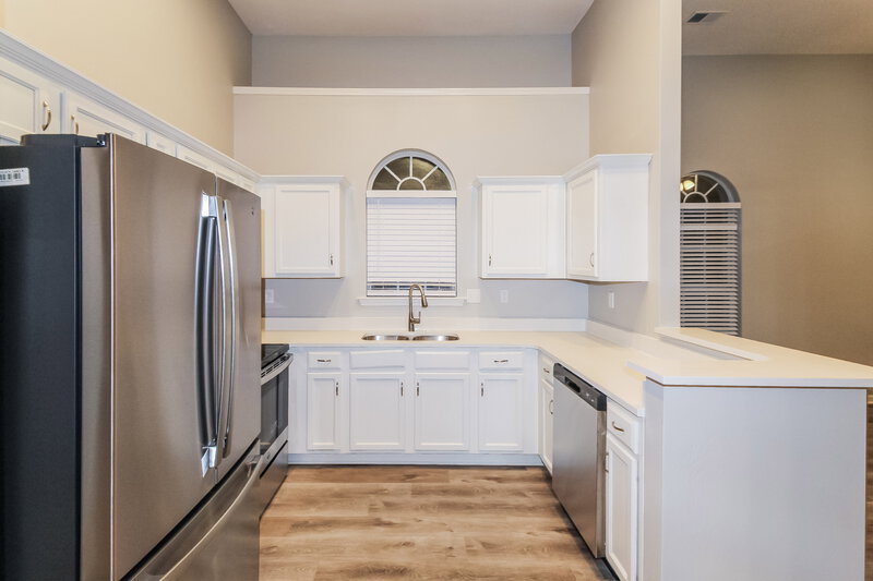 2,100/Mo, 7138 Queens Crown Ct Memphis, TN 38125 Kitchen View