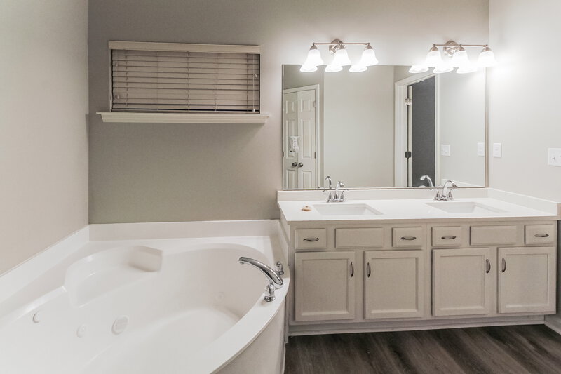 2,100/Mo, 7138 Queens Crown Ct Memphis, TN 38125 Main Bathroom View