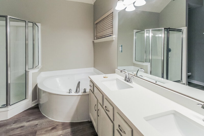 2,100/Mo, 7138 Queens Crown Ct Memphis, TN 38125 Main Bathroom View 2