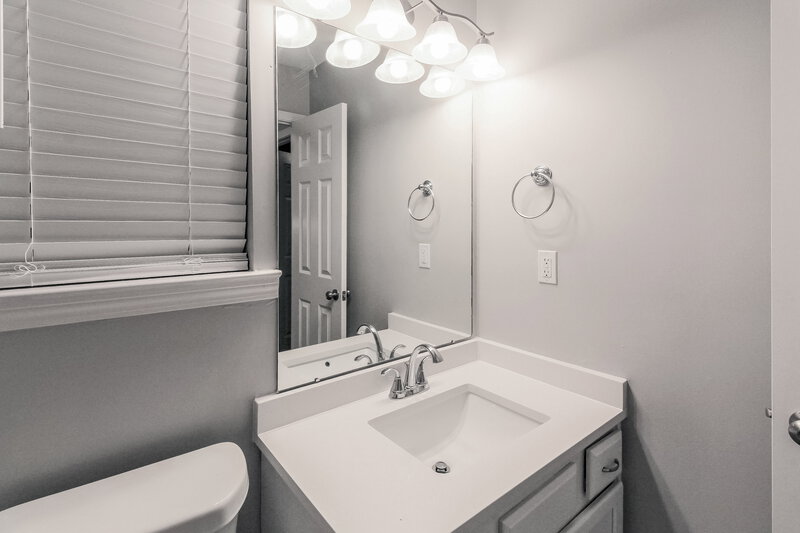 2,100/Mo, 7138 Queens Crown Ct Memphis, TN 38125 Bathroom View 2