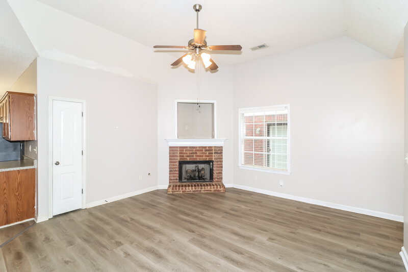 1,675/Mo, 9134 Cinderhill Cv E Cordova, TN 38016 Living Room View 2
