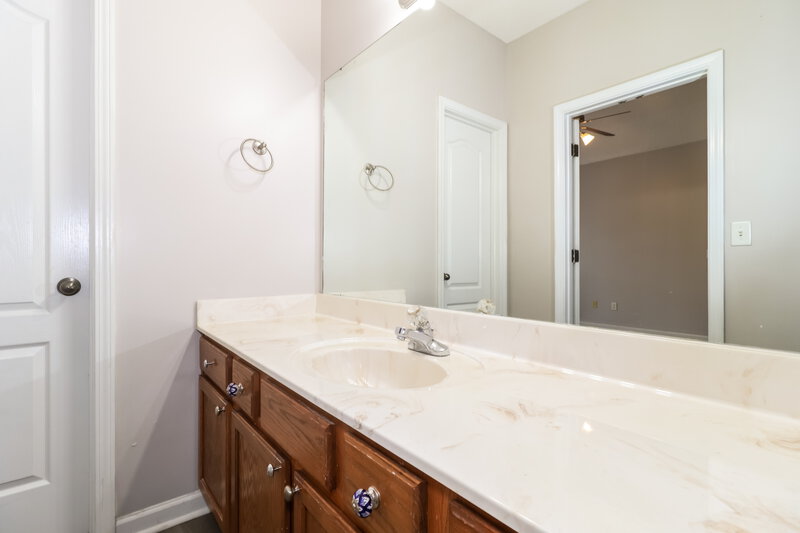 1,675/Mo, 9134 Cinderhill Cv E Cordova, TN 38016 Main Bathroom View