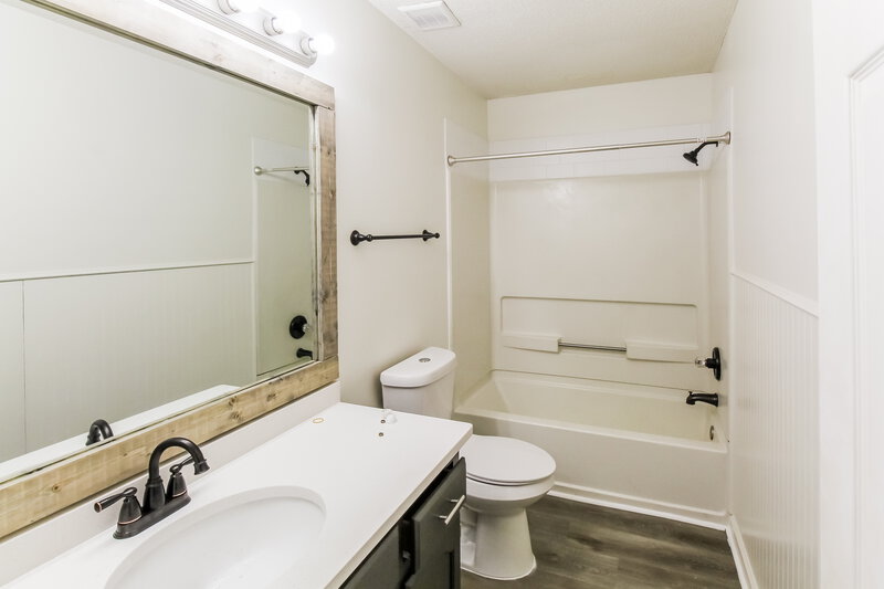 2,050/Mo, 4274 Bienville Rd Nesbit, MS 38651 Bathroom View
